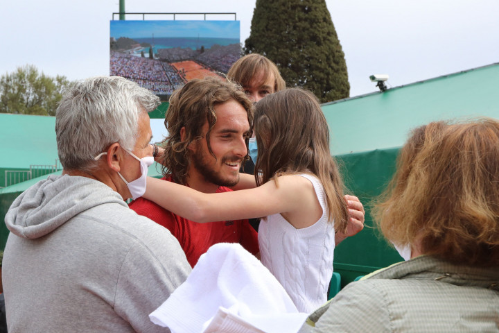 Stefanos Tsitsipas bersama keluarganya merayakan kemenangan usai menjuarai turnamen tingkat ATP Masters 1000 dengan keluar sebagai pemenang pada laga final Monte Carlo Masters setelah mengalahkan Andrey Rublev.