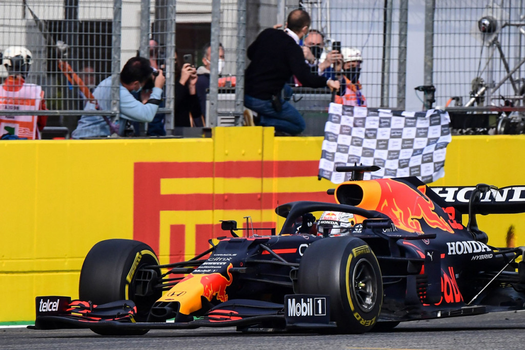 Pebalap Red Bull, Max Verstappen, muncul sebagai pemenang ajang balap F1 GP Emilia Romagna 2021. Dia memaksimalkan nestapa duo Mercedes, Lewis Hamilton dan Valtteri Bottas.