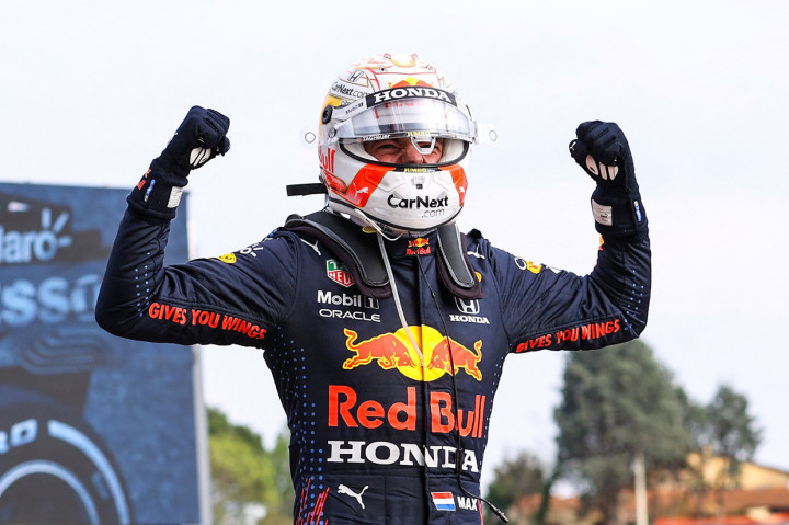Verstappen jadi yang terdepan pada balapan F1 di Sirkuit Imola, Minggu, 18 April 2021. Hamilton (+22.000 detik) dan pembalap McLaren Lando Norris (+23,702 detik) melengkapi podium.