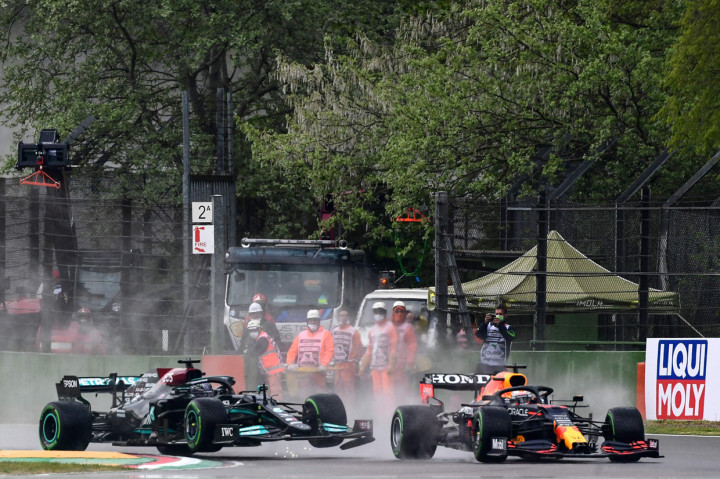 Hamilton keluar lintasan dan menabrak tembok pada lap ke-31 saat coba menyalip Verstappen. Tidak lama berselang, Bottas terlibat tabrakan besar dengan George Russell (Williams) sehingga bendera merah dikibarkan.
