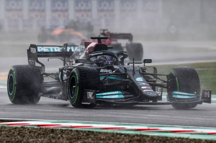 Meski begitu, Hamilton mampu melanjutkan balapan. Sang juara bertahan kemudian menggunakan keunggulan Mercedes dan kemampuannya dalam membalap rival. 