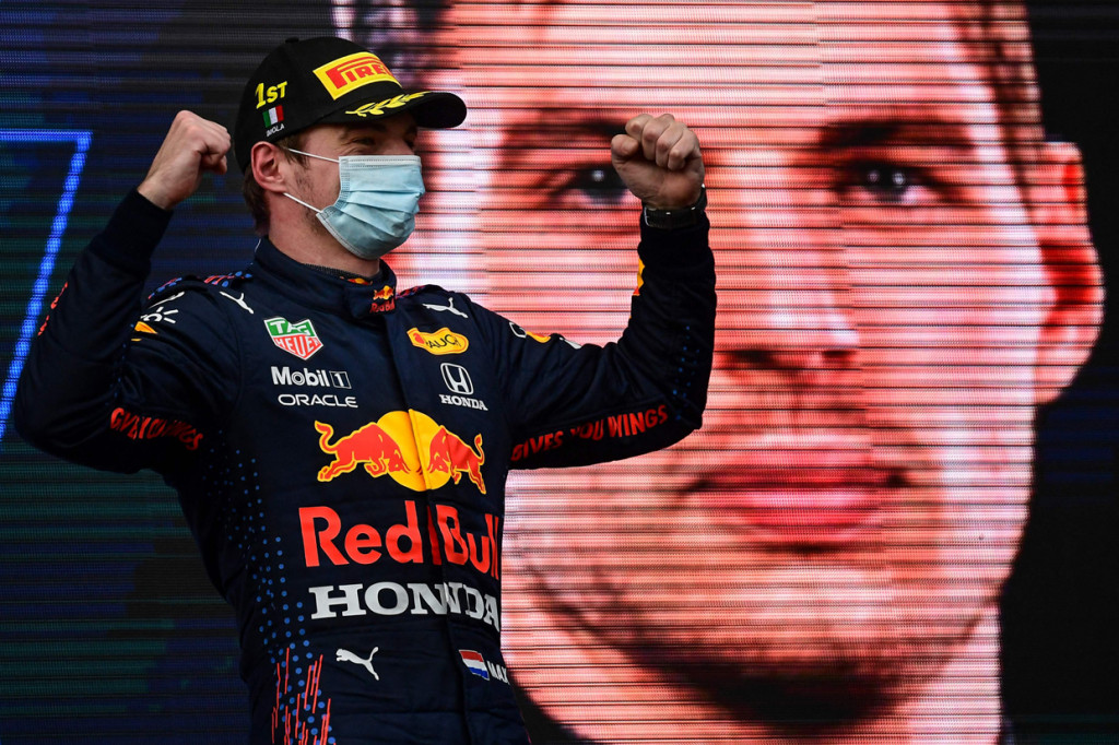 Hamilton pada akhirnya kesulitan untuk memangkas jarak dengan Verstappen dan mesti puas finis di urutan dua. 