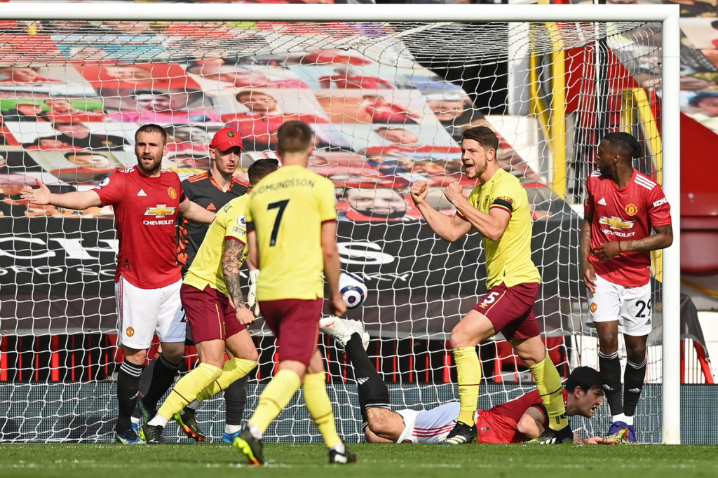 James Tarkowski melakukan selebrasi usai mencetak gol ke gawang Manchester United.