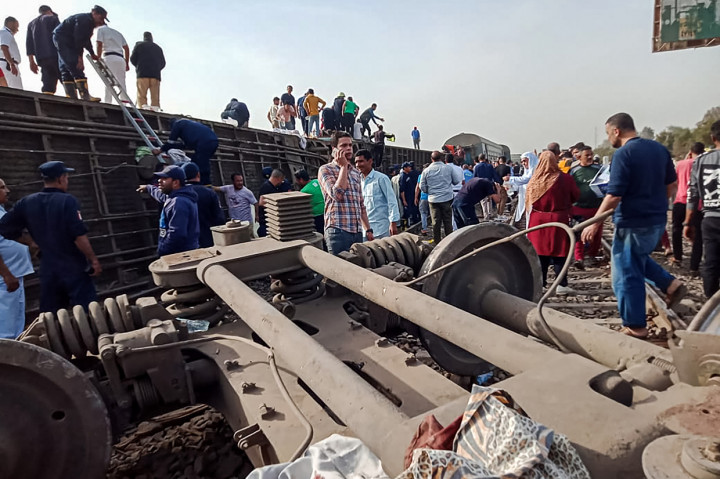 Puluhan ambulans telah dikirim ke lokasi tersebut, dan penyelidik telah berada di lokasi untuk mencari tahu penyebab kecelakaan itu, tambah kementerian kesehatan.