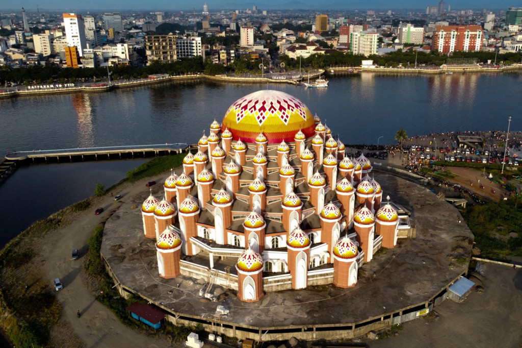 Sementara jika di Indonesia masjid ini masuk dalam jajaran 10 masjid unik di Indonesia. Masjid ini juga merupakan masjid terbesar di Sulawesi. Dalam pembangunannya juga membutuhkan dana yang tidak sedikit. Dilansir dari berbagai sumber masjid yang memiliki banyak warna ini menghabiskan dana hingga Rp182 M. Tak hanya dana yang besar, waktu yang dibutuhkan untuk membangun masjid 99 kubah ini juga tidaklah sedikit mengingat detailnya yang terbilang rumit.