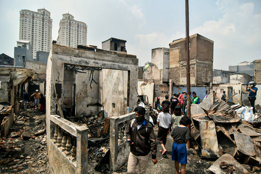Suasana sisa kebakaran yang melanda permukiman padat penduduk di Jalan Keadilan Dalam, Taman Sari, Jakarta Barat, Senin, 19 April 2021.