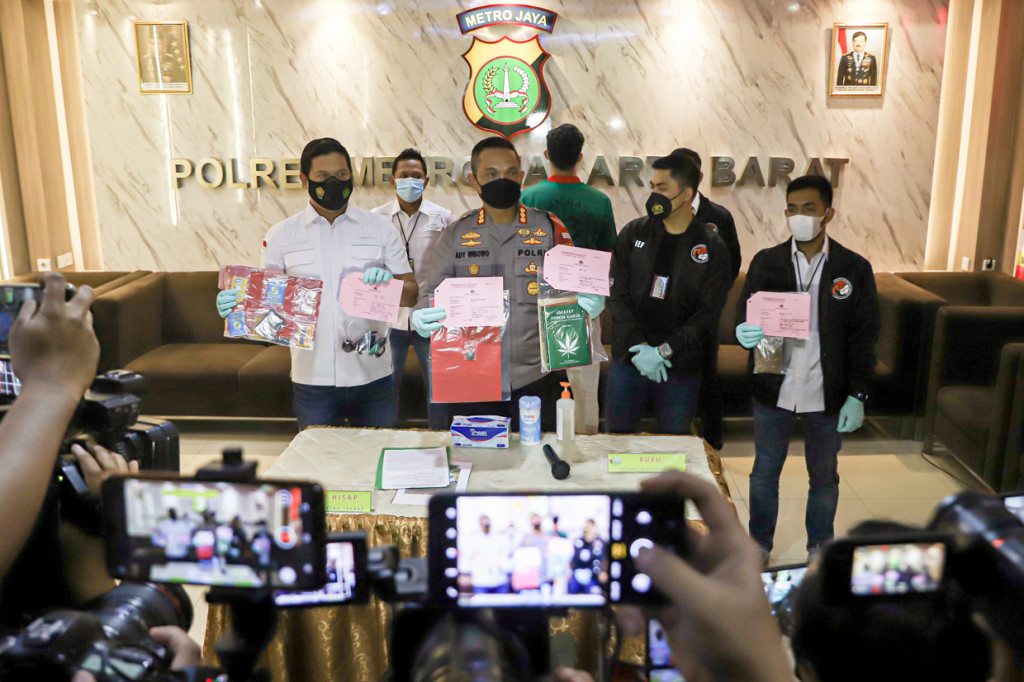 Kapolres Metro Jakarta Barat Kombes Pol Ady Wibowo (tengah) beserta jajaran saat menunjukkan barang bukti yang disita dari artis Jeff Smith di Polres Metro Jakarta Barat.