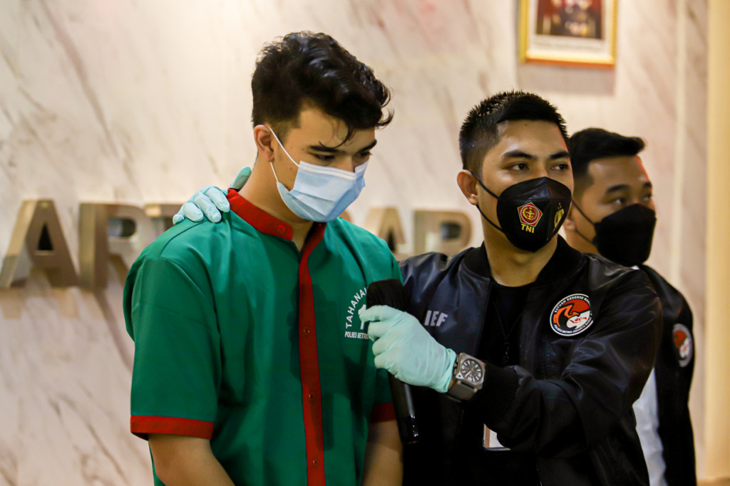 Jeff Smith ditetapkan sebagai tersangka setelah terbukti menggunakan narkoba jenis ganja. 