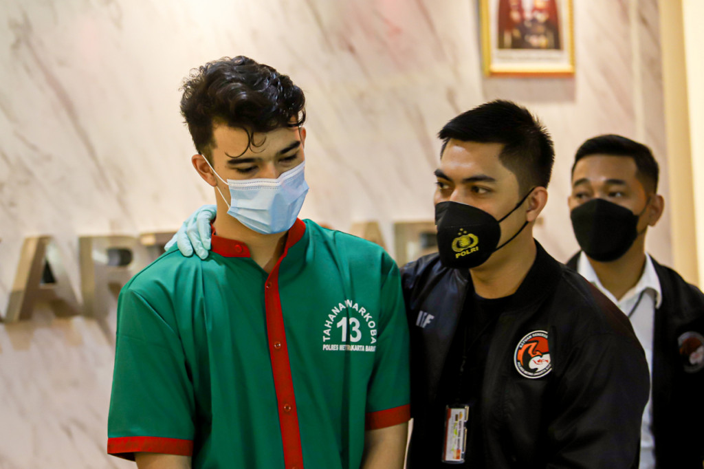 Jeff Smith ditetapkan sebagai tersangka setelah terbukti menggunakan narkoba jenis ganja. 