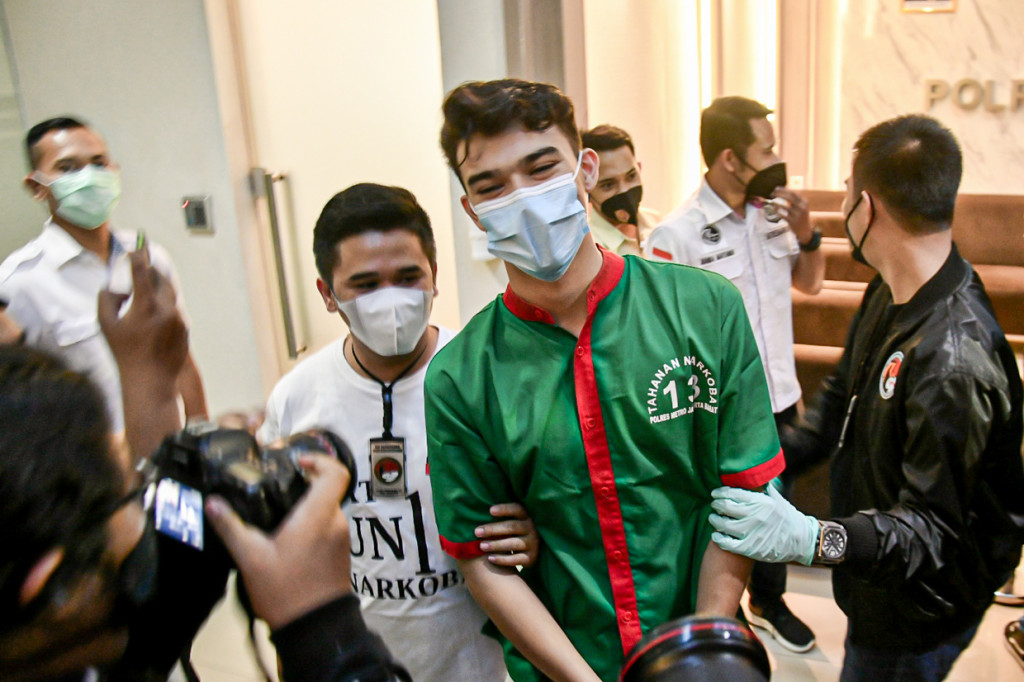 Jeff Smith dikenakan pasal 111 ayat 1 dan pasal 127 ayat 1 tentang narkotika dengan hukuman paling lama 12 tahun penjara.