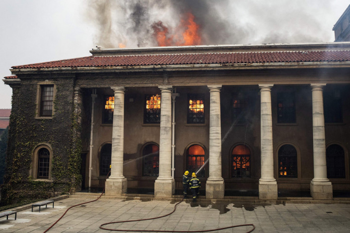 Kebakaran hutan di Table Mountain, Cape Town, Afrika Selatan, pada Minggu, 18 April 2021, kemarin, merembet hingga menghanguskan gedung perpustakaan universitas yang jadi bangunan bersejarah.