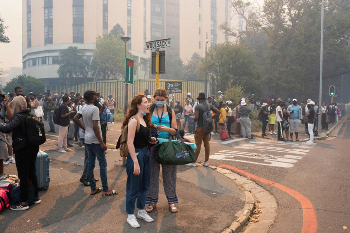 Menurut Juru Bicara Badan Penanggulangan Bencana Afrika Selatan, Charlotte Powell, mereka meminta para penduduk waspada dan bersiap jika diminta untuk melakukan evakuasi.