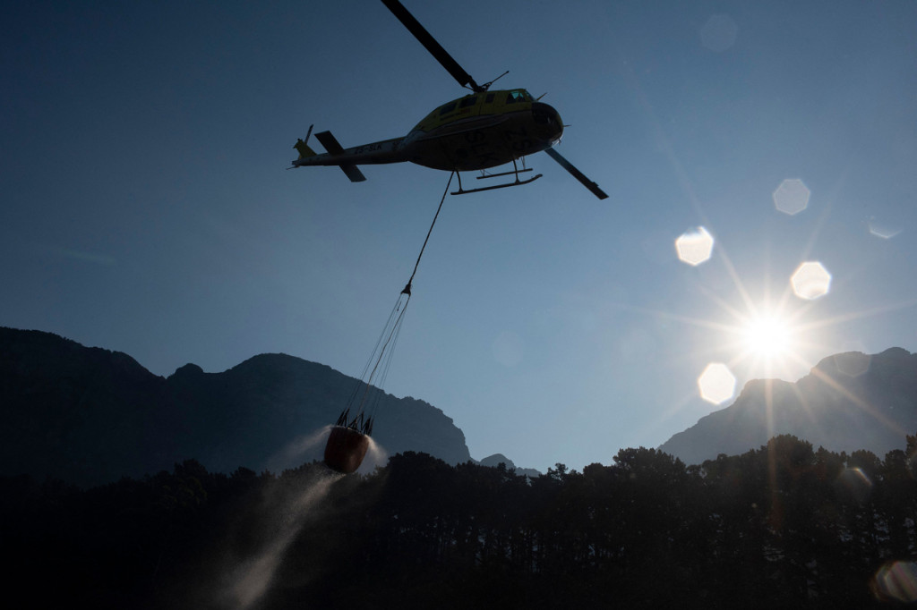 Proses pengendalian api juga menggunakan empat helikopter untuk melakukan pemadaman melalui udara (water bomb).