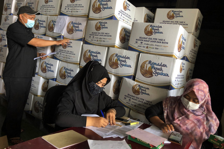 Panitia mempersiapkan paket lebaran di Gudang Media Group, Jakarta, Senin, 19 April 2021.