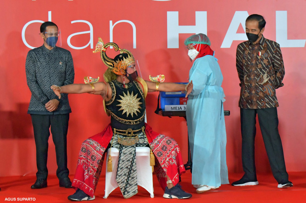Presiden Joko Widodo meninjau vaksinasi Covid-19 massal untuk seniman dan budayawan hari ini, Senin, 19 April 2021. Vaksinasi Covid-19 dilaksanakan di Galeri Nasional Indonesia, Jakarta. Kali ini, merupakan vaksinasi dosis pertama di lokasi.