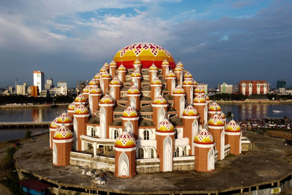 Masjid ini dikenal dengan nama Masjid 99 Kubah yang memang merupakan jumlah kubah pada masjid ini. 99 diambil dari Asmaul Husna yang merupakan nama nama Allah dan berhasil menjadikan masjid ini memiliki arsitektur megah dan cantik di saat yang bersamaan. Masjid ini masuk 30 masjid unik di Dunia.