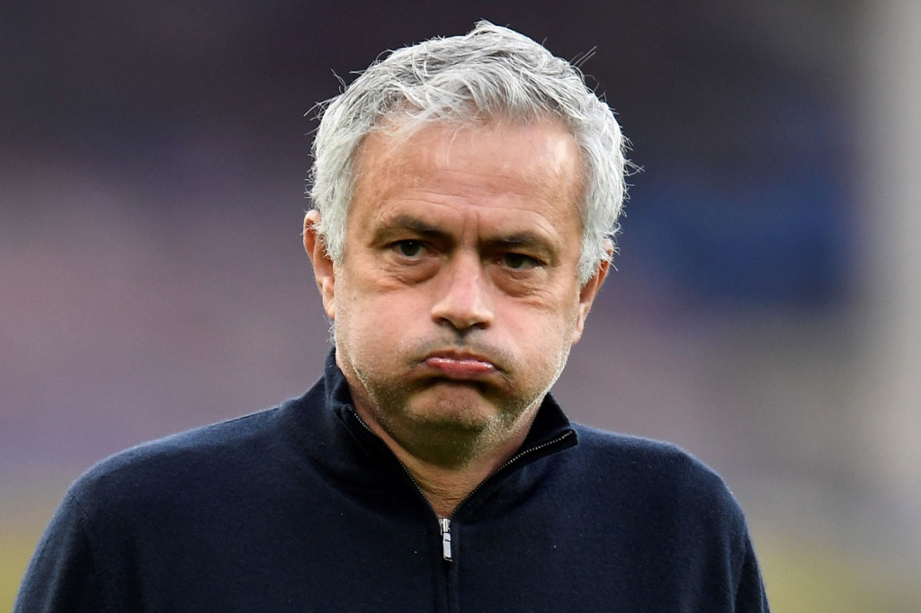 Tottenham Hotspur resmi memecat Jose Mourinho.  