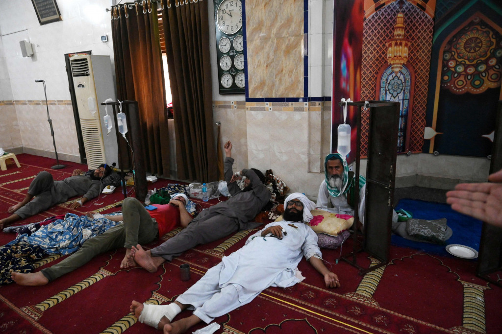 Aktivis yang terluka dari partai Tehrik-e-Labaik Pakistan (TLP) yang terluka dalam bentrokan dengan pasukan keamanan beristirahat saat mereka dirawat di dalam masjid setelah protes ketika pemimpin mereka ditahan menyusul seruannya untuk pengusiran duta besar Prancis.