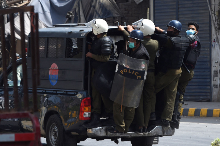 Sebelas personel kepolisian dibebaskan menyusul negosiasi antara pemerintah dan perwakilan Tehrik-e-Labaik Pakistan (TLP) yang membarikade diri di kantor pusatnya di timur Lahore.
