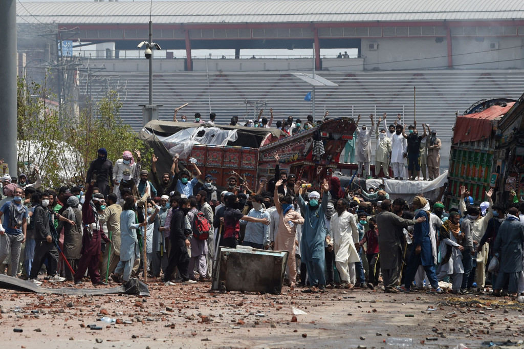 Simpatisan Tehrik-e-Labaik Pakistan memblokade sebuah jalan di kota Lahore untuk menuntut pembebasan pemimpinnya, Saad Rizvi.