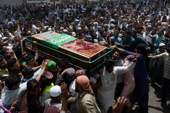 Pendukung partai Tehrik-e-Labaik Pakistan (TLP) membawa peti mati seorang rekan yang tewas dalam bentrokan dengan pasukan keamanan selama protes setelah pemimpin mereka ditahan menyusul seruannya untuk pengusiran duta besar Prancis, di Lahore.
