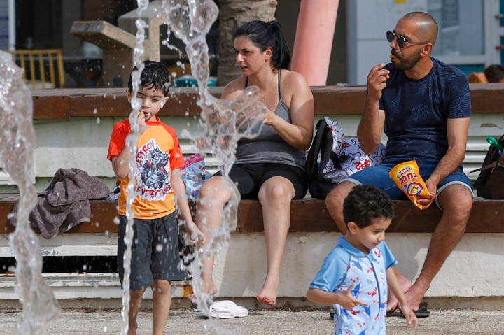 Jumlah kasus virus korona di Israel pun turun dari sekitar 10.000 infeksi baru per hari pada pertengahan Januari menjadi sekitar 200 kasus per hari.