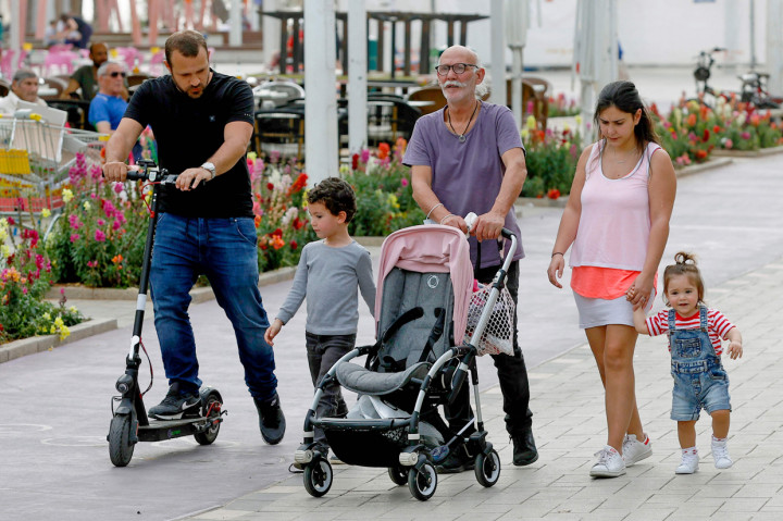 Israel menjadi negara tercepat di dunia yang melakukann vaksinasi massal lebih dari setengah populasinya.
