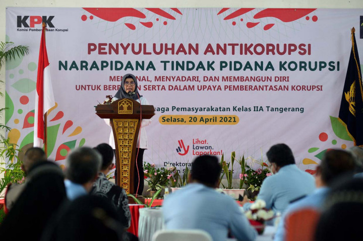 Wakil Ketua Komisi Pemberantasan Korupsi (KPK) Lili Pintauli Siregar menyampaika sambutannya dalam penyuluhan antikorupsi di Lembaga Pemasyarakatan Kelas IIA Tangerang, Banten.
