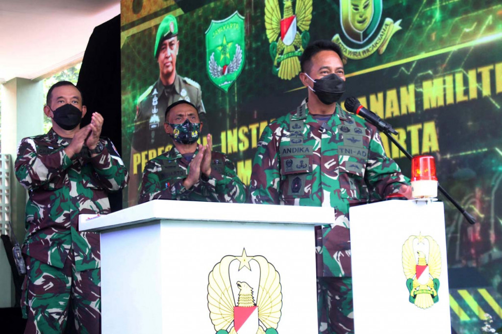 Kepala Staf TNI Angkatan Darat (Kasad) Jenderal TNI Andika Perkasa (kanan) saat meresmikan pengoperasian Instalasi Rumah Tahanan Militer berbasis Information, Communication, Technology (ICT) di Puspom TNI AD, Jalan Sultan Agung, Jakarta Selatan.