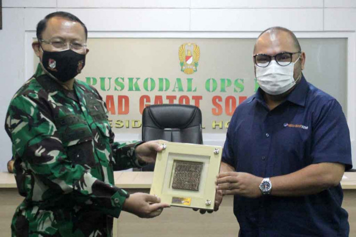CEO Media Group News (MGN) Mohammad Mirdal Akib menyerahkan kenang-kenangan kepada Kepala RSPAD Gatot Soebroto Mayjen TNI Albertus Budi Sulistya saat melakukan kunjungan ke RSPAD Gatot Soebroto, Jakarta, Selasa, 20 April 2021. Kunjungan MGN ke RSPAD dalam rangka silaturahmi dan meningkatkan kerjasama yang telah terjalin.