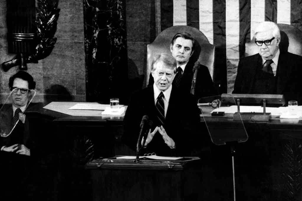 
Mondale menjabat sebagai Wapres di bawah Jimmy Carter dari 1977 hingga 1981. 