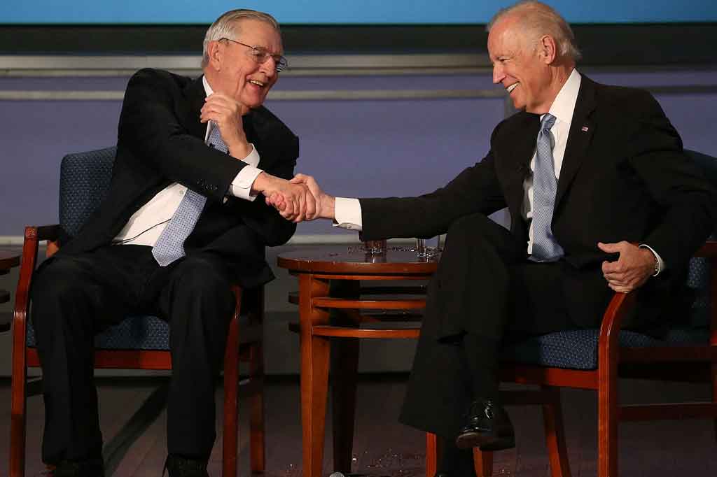 
Presiden Joe Biden merefleksikan beberapa kenangan terindahnya tentang Mondale, termasuk bahwa dia adalah salah satu orang pertama yang menyambut Biden ketika dia pertama kali tiba di Senat AS.