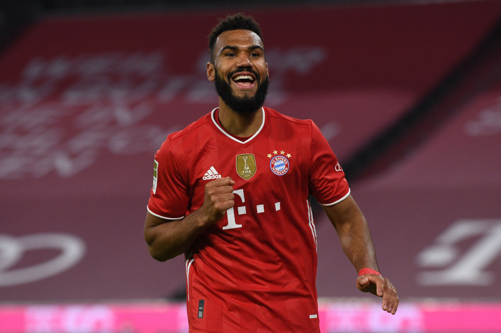 Eric Maxim Choupo-Moting melakukan selebrasi usai mencetak gol ke gawang Leverkusen.