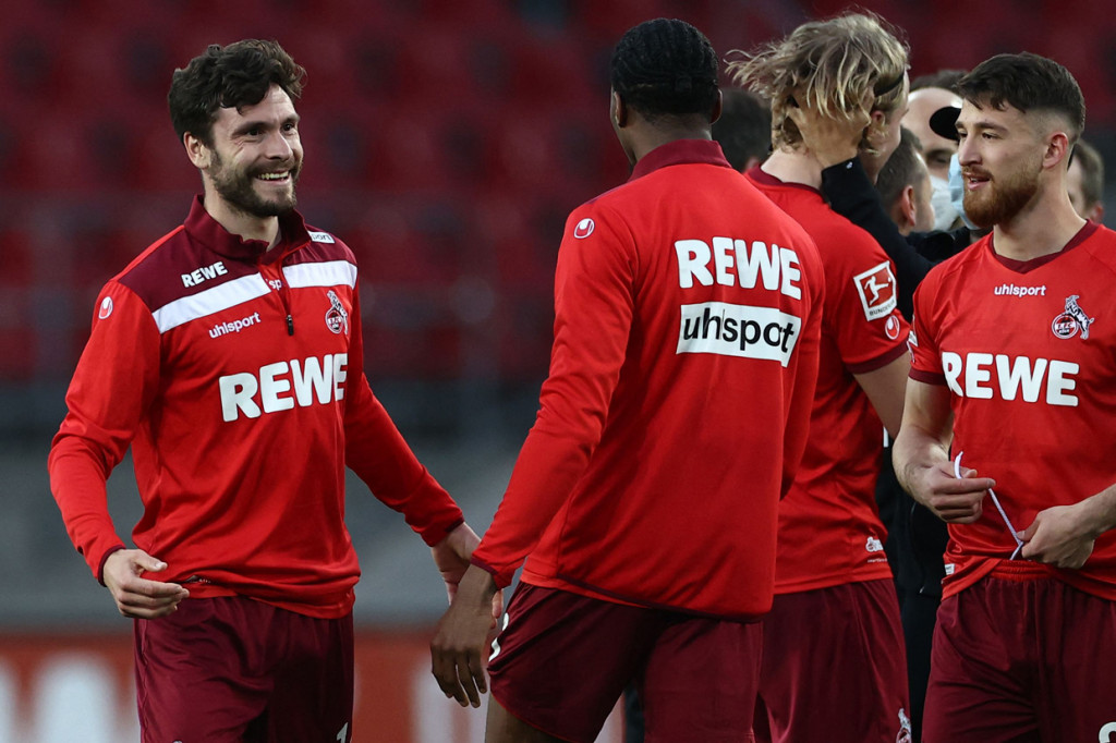 Jonas Hector melakukan selebrasi usai mencetak gol ke gawang Leipzig.