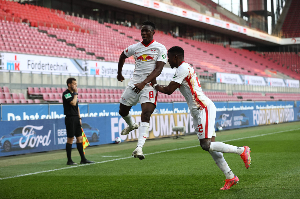 Hasil ini membuat Leipzig tertahan di urutan kedua dengan 61 poin, tertinggal tujuh poin dari Bayern. Jarak itu masih bisa diperlebar andai Bayern menang atas Bayer Leverkusen.