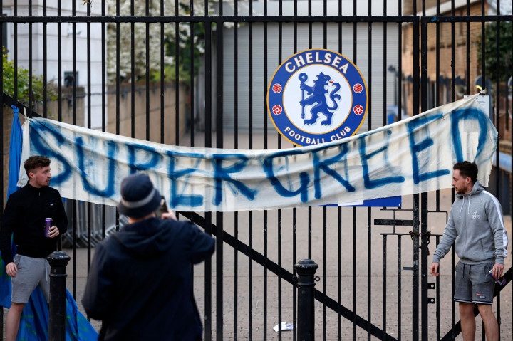 Penggemar Chelsea mengecam keterlibatan klubnya di European Super League dengan unjuk rasa di depan Stadion Stamford Bridge.