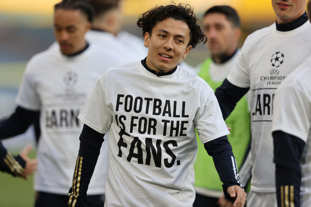 Gelandang Inggris Leeds United Ian Poveda (tengah) mengenakan kaus dengan slogan melawan Liga Super Eropa baru yang diusulkan selama pemanasan untuk pertandingan sepak bola Liga Utama Inggris antara Leeds United dan Liverpool di Elland Road di Leeds, Inggris utara pada bulan April 19, 2021.