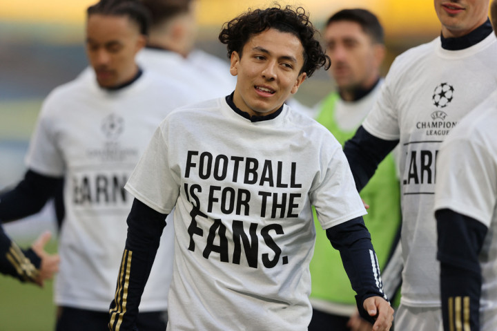 Gelandang Inggris Leeds United Ian Poveda (tengah) mengenakan kaus dengan slogan melawan Liga Super Eropa baru yang diusulkan selama pemanasan untuk pertandingan sepak bola Liga Utama Inggris antara Leeds United dan Liverpool di Elland Road di Leeds, Inggris utara pada bulan April 19, 2021.