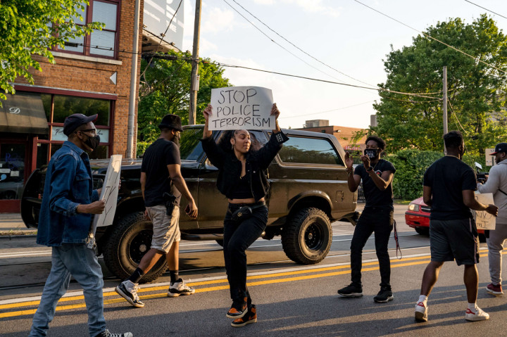 Qri Montague (tengah) dan lainnya bersorak usai mantan anggota polisi Minneapolis, Derek Chauvin divonis bersalah atas pembunuhan warga Amerika Serikat berkulit hitam, George Floyd. 