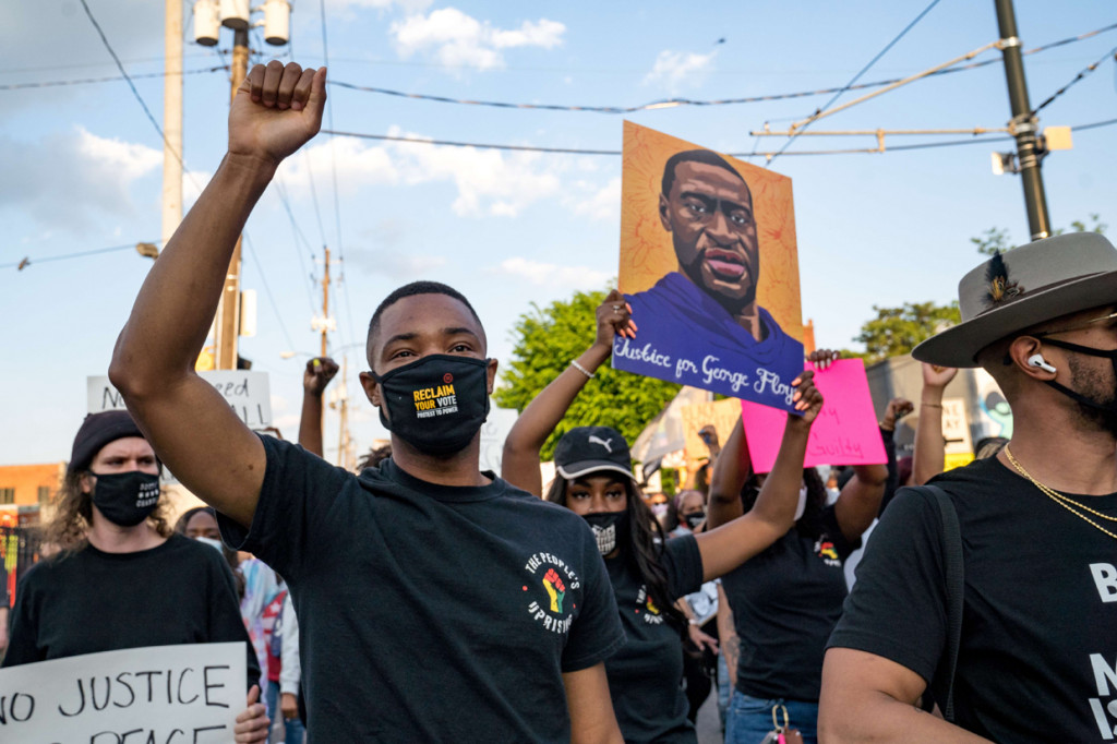 Akibat perbuatannya, Chauvin didakwa atas tiga pasal yakni pembunuhan tingkat dua, pembunuhan tingkat tiga, dan pembantaian setelah hakim mempertimbangkan kesaksian dari 45 orang.