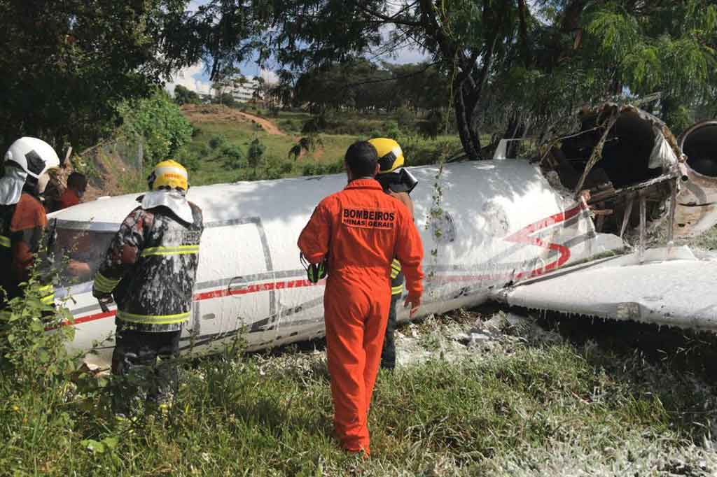 Setidaknya satu orang meninggal dunia dan dua lainnya terluka ketika sebuah pesawat kecil jatuh di Bandara Pampulha di Kota Belo Horizonte, ibu kota negara bagian tenggara Minas Gerais, Brasil, Selasa, 20 April 2021 waktu setempat.