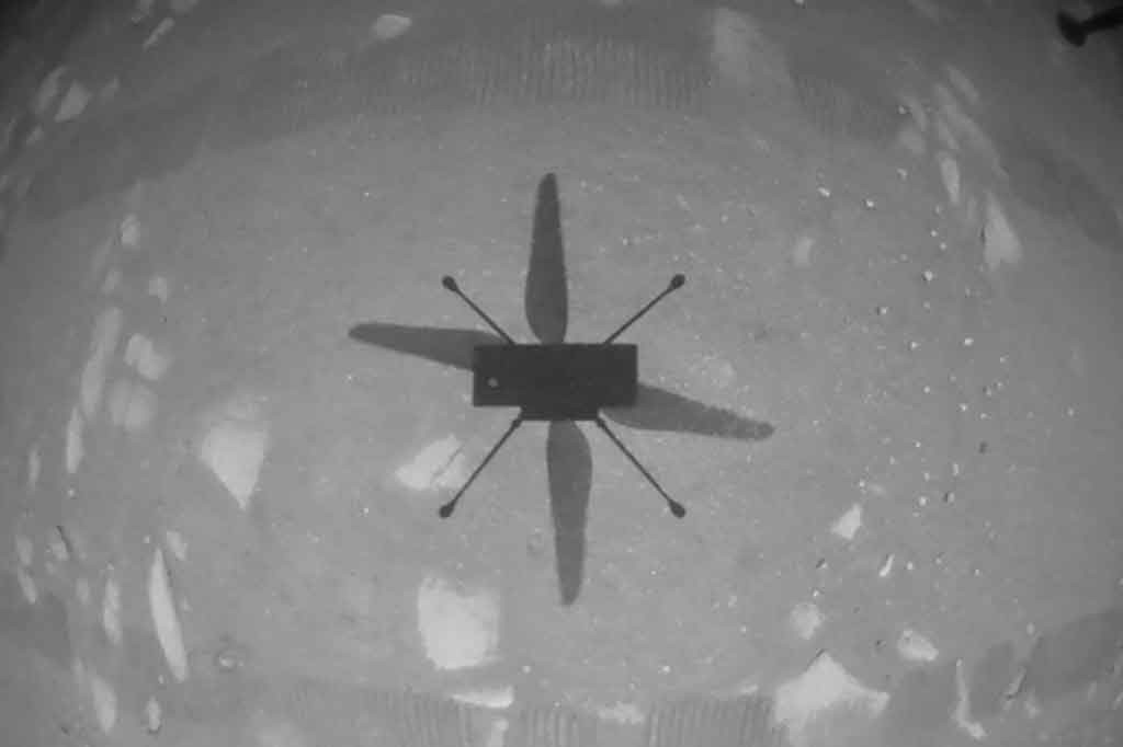 NASA berhasil menerbangkan helikopter mini Ingenuity di planet Mars pada Senin, 19 April 2021 pagi waktu setempat. Ini merupakan penerbangan bertenaga mesin pertama yang dilakukan di planet lain.