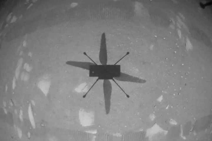 NASA berhasil menerbangkan helikopter mini Ingenuity di planet Mars pada Senin, 19 April 2021 pagi waktu setempat. Ini merupakan penerbangan bertenaga mesin pertama yang dilakukan di planet lain.