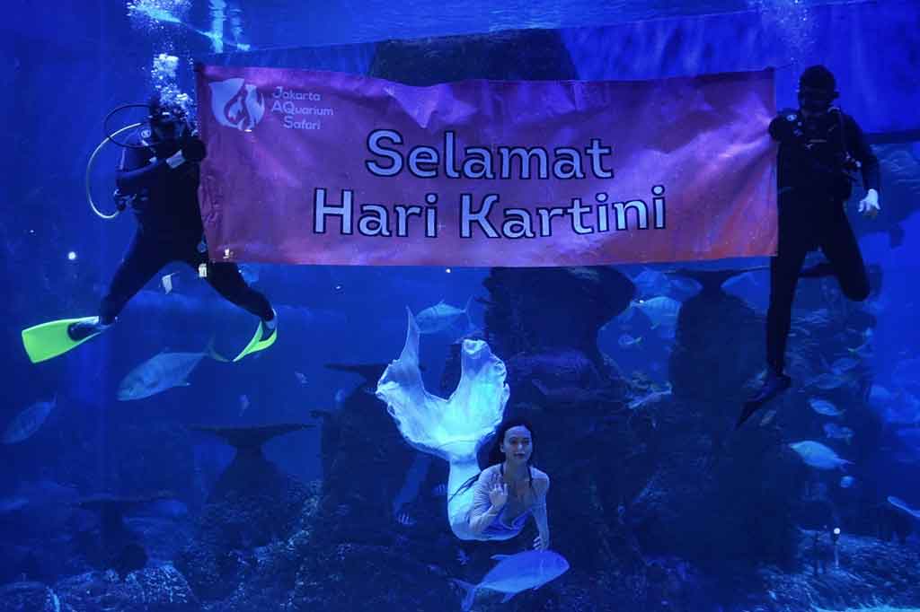 Penyelam berkostum putri duyung (mermaid) beraksi di Jakarta Aquarium dan Safari, Jakarta, Rabu, 21 April 2021.