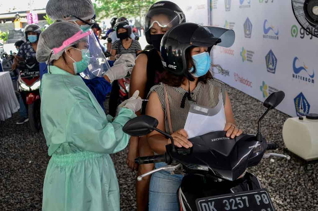 Dinas Kesehatan Badung berkolaborasi bersama Halodoc dan Waterbom Bali menggelar vaksinasi covid-19 dengan sistem drive thru di wilayah Kuta, Bali. Vaksinasi tersebut menyasar 2.000 orang penerima dalam empat hari pelaksanaan.