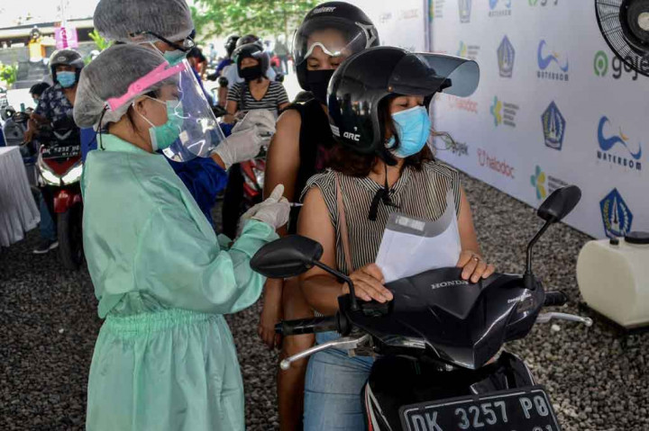 Dinas Kesehatan Badung berkolaborasi bersama Halodoc dan Waterbom Bali menggelar vaksinasi covid-19 dengan sistem drive thru di wilayah Kuta, Bali. Vaksinasi tersebut menyasar 2.000 orang penerima dalam empat hari pelaksanaan.