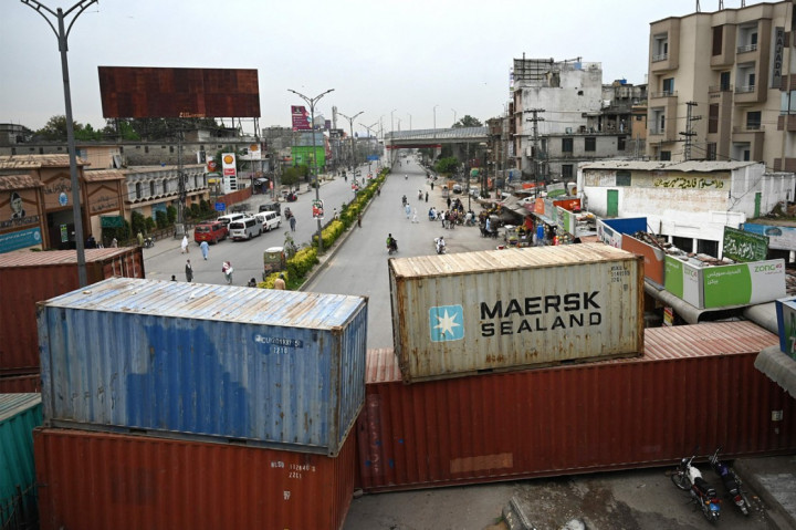 Bentrokan antara simpatisan Tehrik-e-Labaik Pakistan (TLP) dan polisi terjadi di Pakistan. Pihak berwenang menempatkan peti kemas untuk memblokade jalan yang menuju ibu kota sebagai tindakan keamanan di Rawalpindi, Pakistan, Selasa, 20 April 2021, waktu setempat.