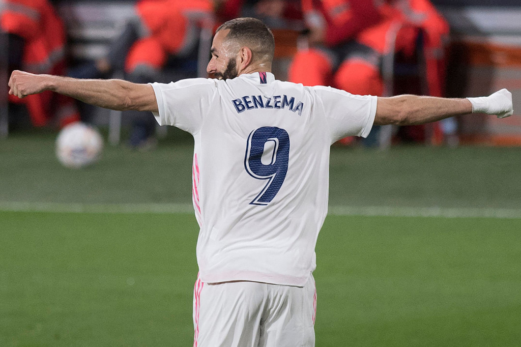 Karim Benzema melakukan selebrasi usai mencetak gol ke gawang Cadiz.