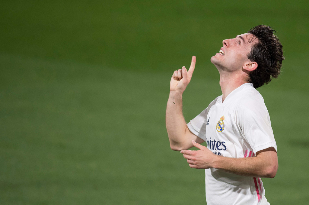 Alvaro Odriozola melakukan selebrasi usai mencetak gol ke gawang Cadiz.