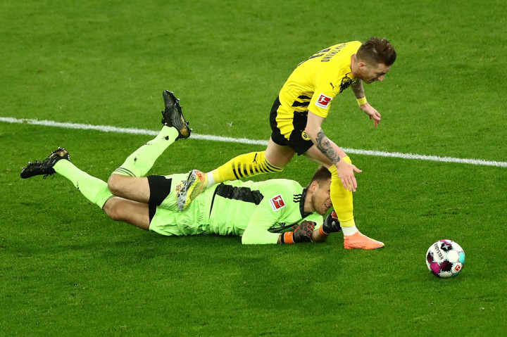 Dortmund mendapat hadiah penalti di menit ke-25. Marco Reus dilanggar kiper Union Berlin, Andreas Luthe, di kotak terlarang. 